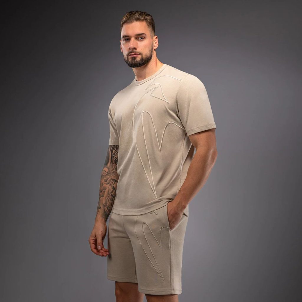 Тениска Venum Giant 3D T-shirt Beige – детайл на бродираното лого