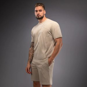 Тениска Venum Giant 3D T-shirt Beige – детайл на бродираното лого