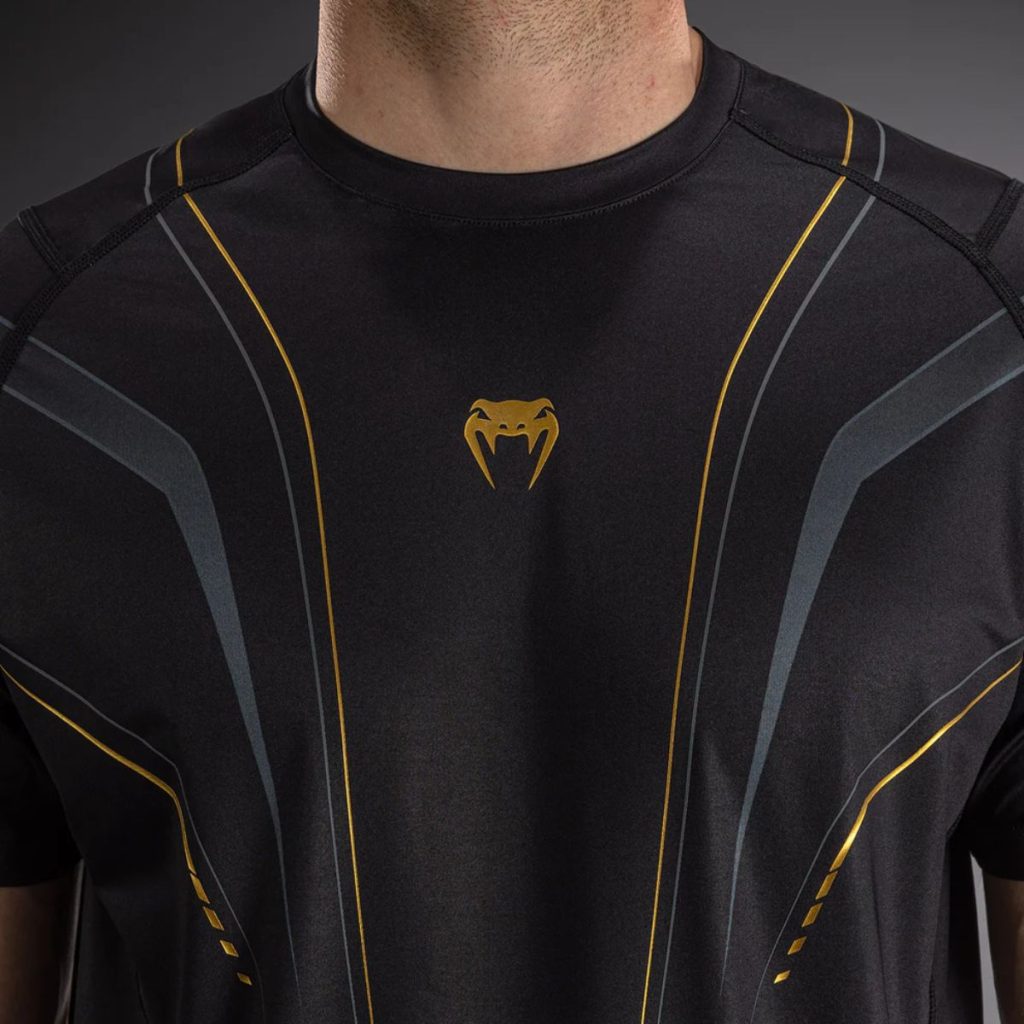 Тениска Venum Streamline Dry-Tech T-Shirt Black/Gold – детайл на графиката