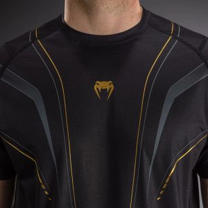 Тениска Venum Streamline Dry-Tech T-Shirt Black/Gold – детайл на графиката