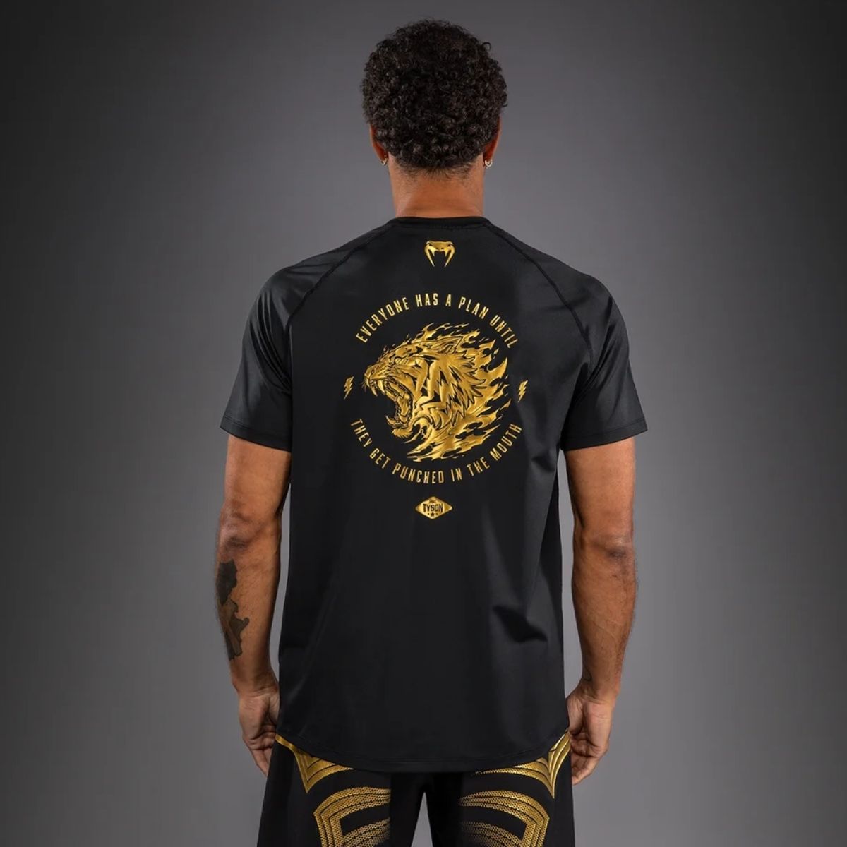 Тениска Venum x Mike Tyson Tiger Dry Tech T-Shirt – Black/Gold – заден изглед със златист принт на тигър