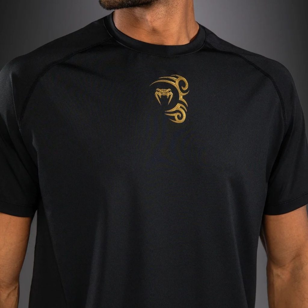 Тениска Venum x Mike Tyson Tiger Dry Tech T-Shirt – Black/Gold – детайл на златистото лого Venum на гърдите