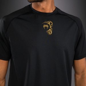 Тениска Venum x Mike Tyson Tiger Dry Tech T-Shirt – Black/Gold – детайл на златистото лого Venum на гърдите
