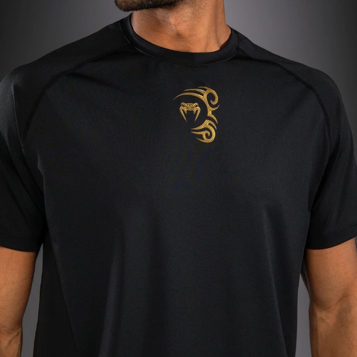Тениска Venum x Mike Tyson Tiger Dry Tech T-Shirt – Black/Gold – детайл на златистото лого Venum на гърдите