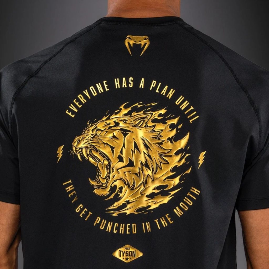 Тениска Venum x Mike Tyson Tiger Dry Tech T-Shirt – Black/Gold – детайл на кръглия златист принт с тигър на гърба