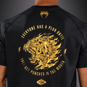 Тениска Venum x Mike Tyson Tiger Dry Tech T-Shirt – Black/Gold – детайл на кръглия златист принт с тигър на гърба