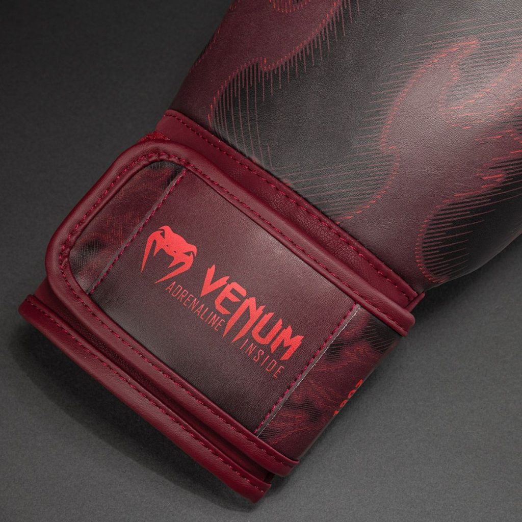 Боксови ръкавици Venum Spectre Black/Red — изглед отзад, ситопечатни лога Venum