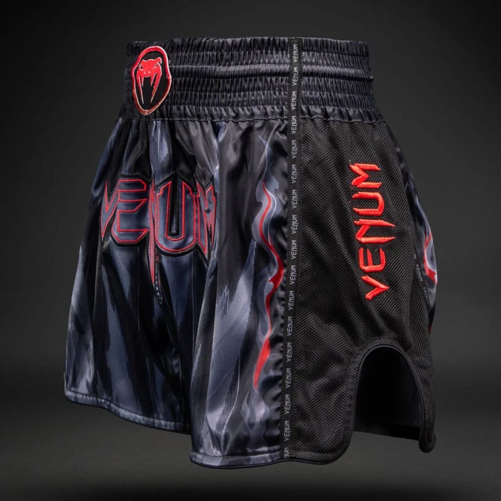 Муай Тай Шорти Venum Demon – изглед под ъгъл с логото Venum и мрежест страничен панел