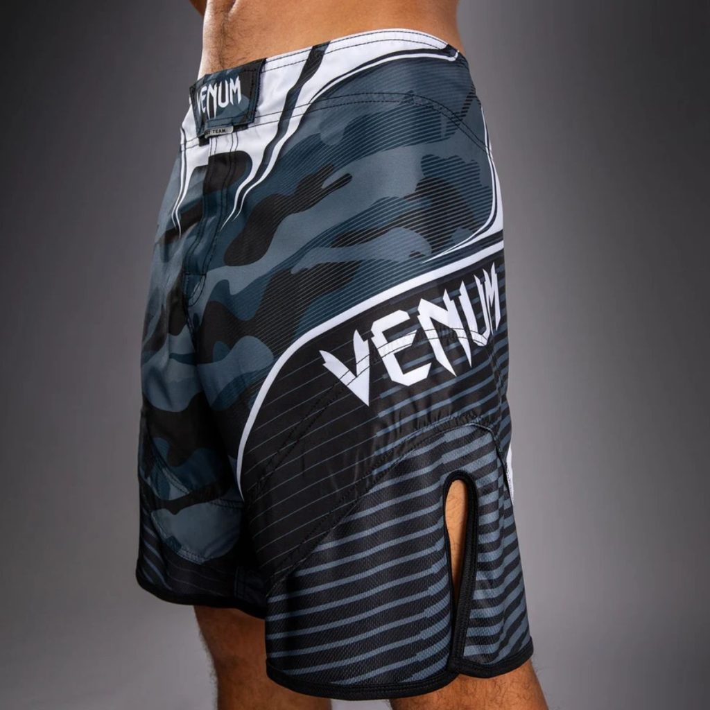 Шорти Venum Camo Hero Fight Shorts – детайл на логото Venum