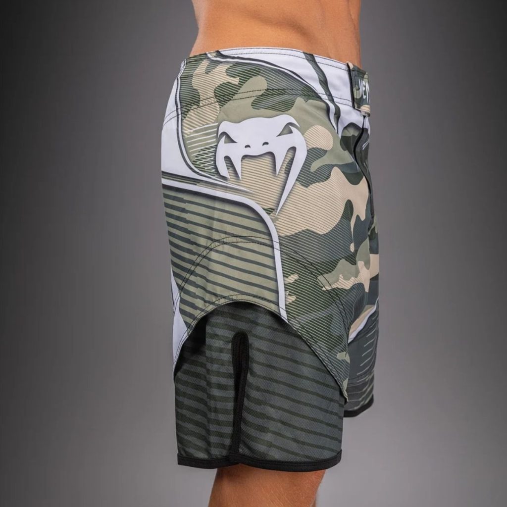 Шорти Venum Camo Hero Fight Shorts – Khaki/Off-White – детайл на мрежения панел и логото Venum