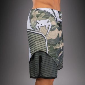 Шорти Venum Camo Hero Fight Shorts – Khaki/Off-White – детайл на мрежения панел и логото Venum