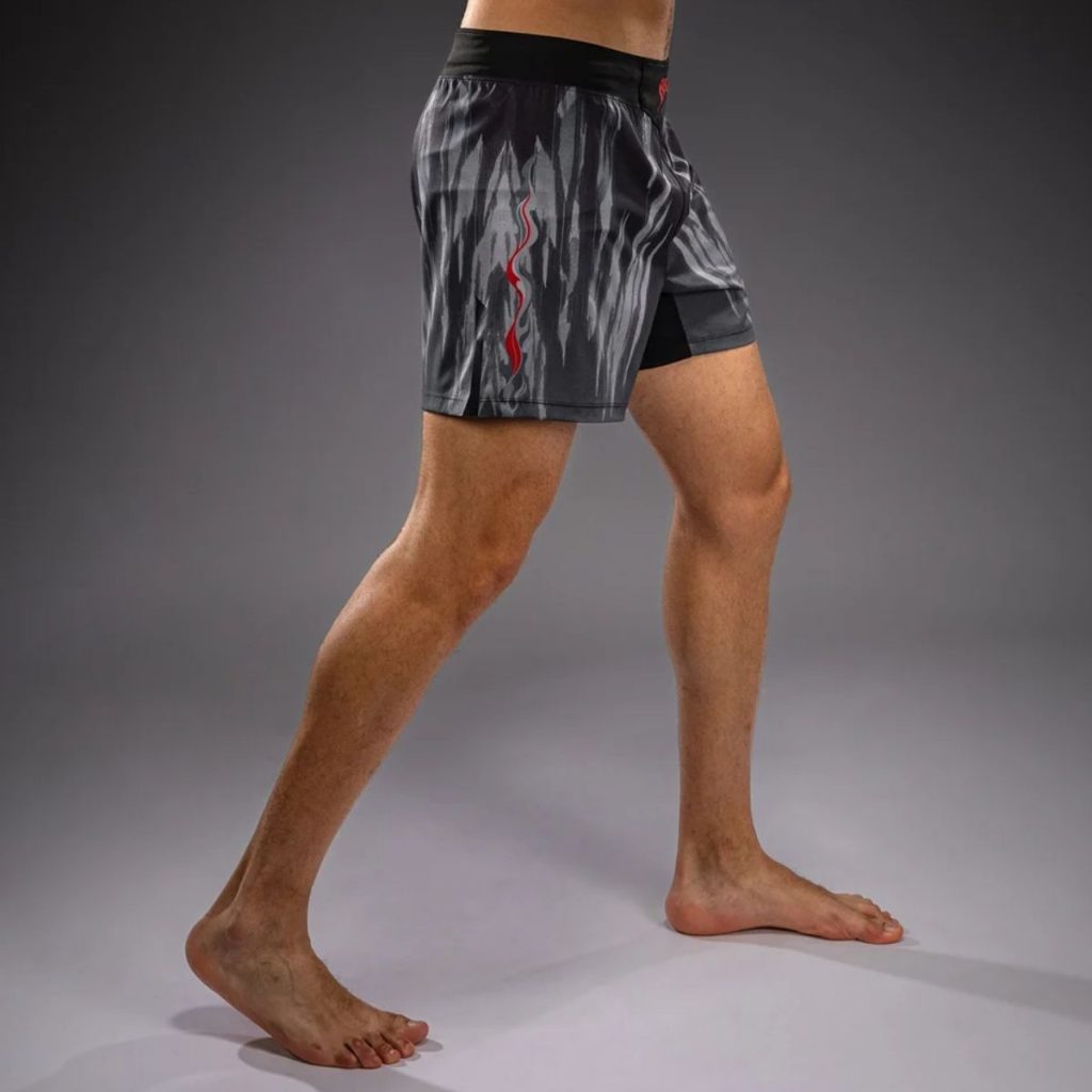 Шорти Venum Demon Fight Shorts – Black/Grey – страничен изглед с вдигнат крак