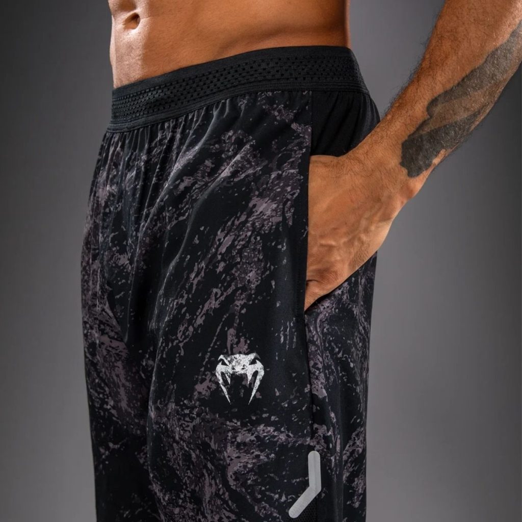 Шорти Venum Rage & Workout Training Shorts – Black/Grey – детайл на страничния джоб и логото Venum