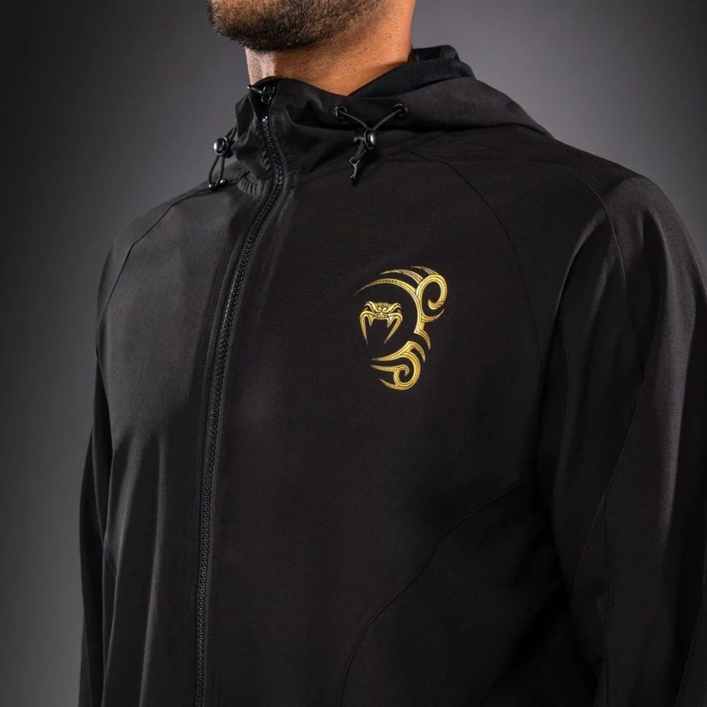 Спортно Яке Venum x Mike Tyson Tiger Track Jacket – Black/Gold – детайл на златистото лого върху ципа