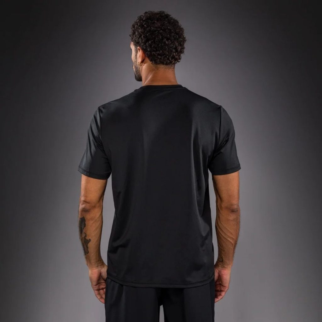 Тениска Venum Classic Dry Tech T-Shirt – Black/Silver – детайл на сребристото лого на гърдите