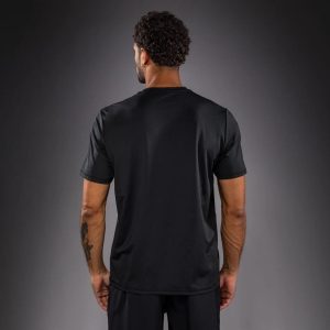 Тениска Venum Classic Dry Tech T-Shirt – Black/Silver – детайл на сребристото лого на гърдите