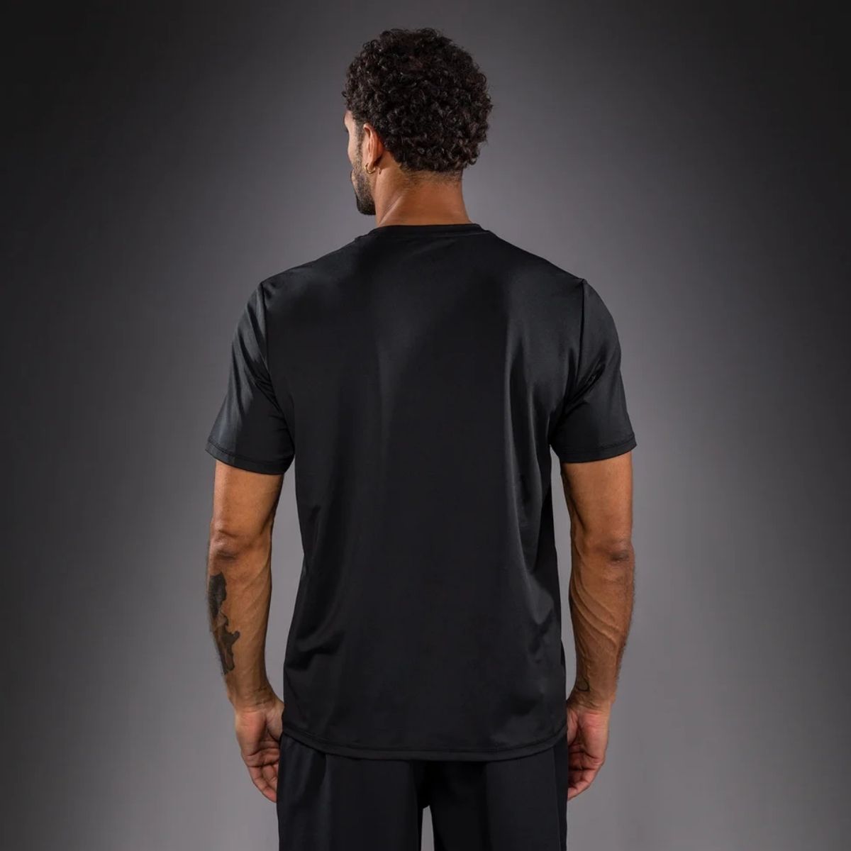 Тениска Venum Classic Dry Tech T-Shirt – Black/Silver – детайл на сребристото лого на гърдите
