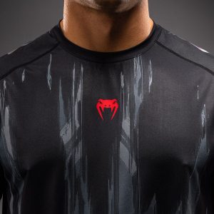 Тениска Venum Demon Dry Tech T-Shirt – Black/Grey – детайл на червеното лого Venum на гърдите
