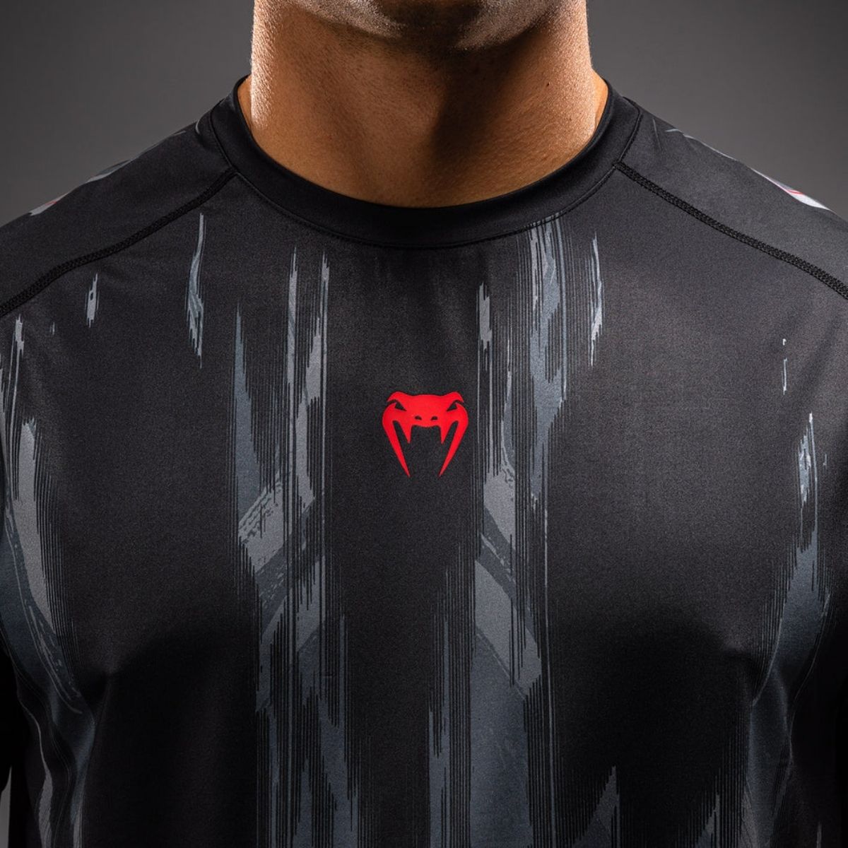 Тениска Venum Demon Dry Tech T-Shirt – Black/Grey – детайл на червеното лого Venum на гърдите
