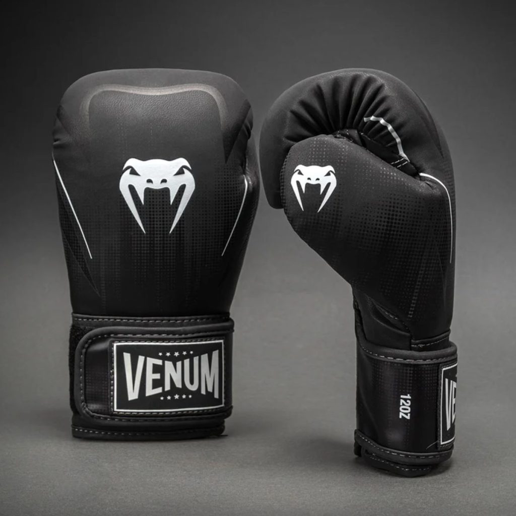 Боксови Ръкавици Venum Stealth Black/White – изглед на дланта