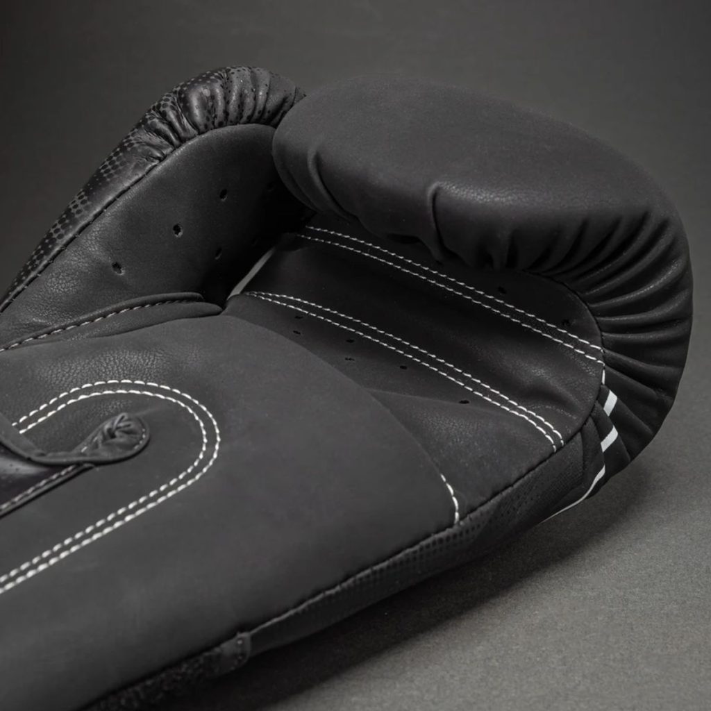 Боксови Ръкавици Venum Stealth Black/White – детайл на велкрото