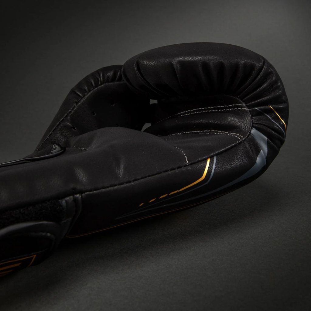 Боксови Ръкавици Venum Streamline Black/Gold – страничен изглед