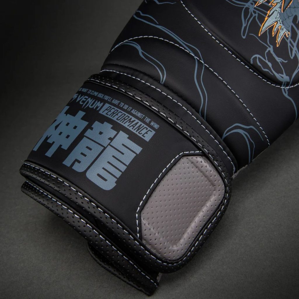 Боксови Ръкавици Venum Thunder Dragon Black/Grey/Copper – изглед на дланта