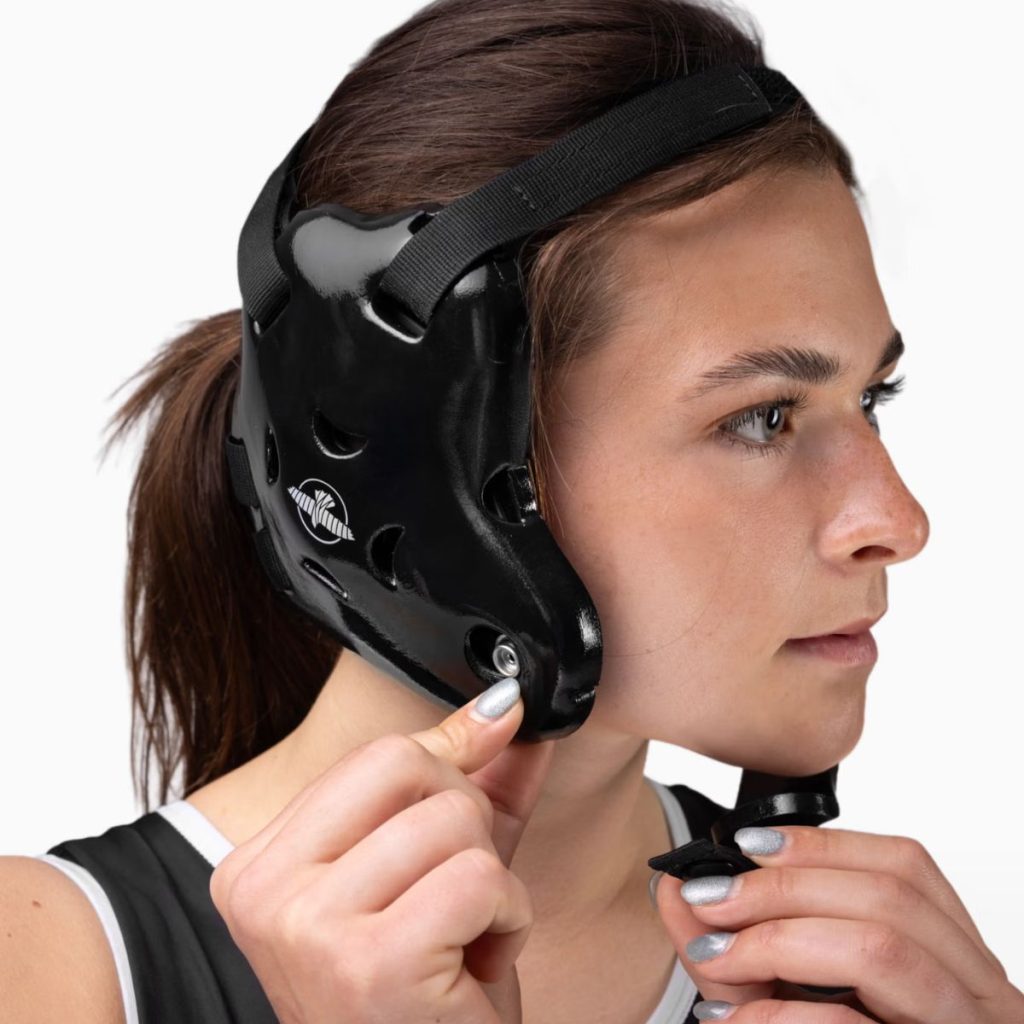 протектор за уши Hayabusa Wrestling Headgear поставяне от жена