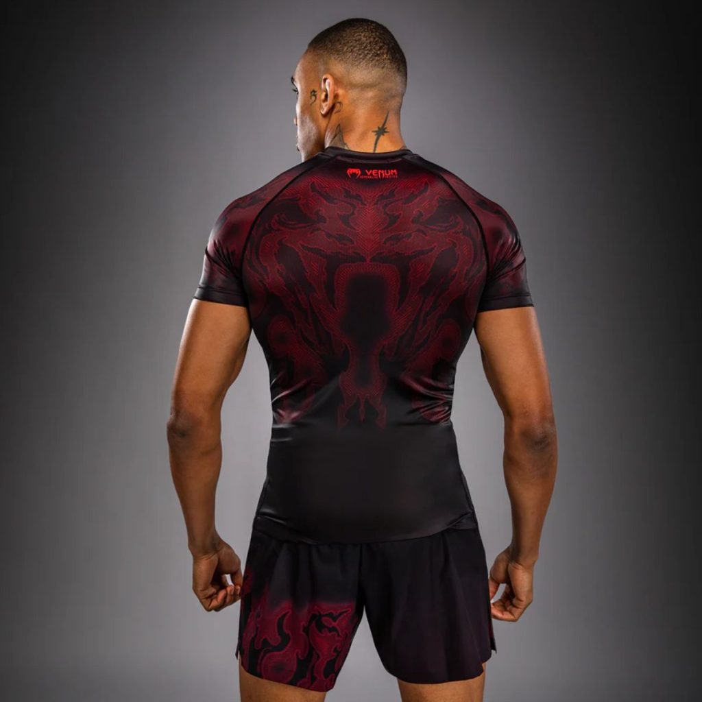 Рашгард Venum Spectre Short Sleeve Rashguard Black/Red — изглед отстрани, силиконова лента на талията