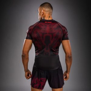 Рашгард Venum Spectre Short Sleeve Rashguard Black/Red — изглед отстрани, силиконова лента на талията