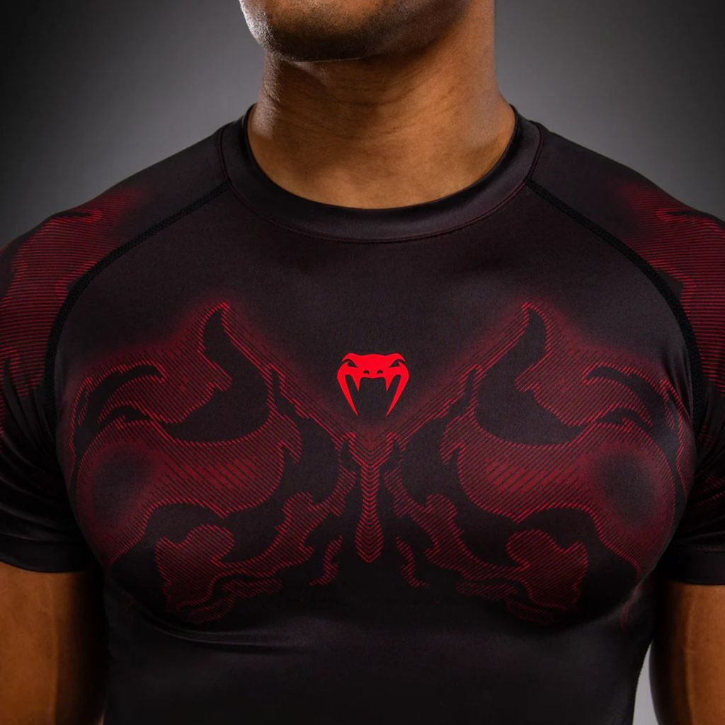 Рашгард Venum Spectre Short Sleeve Rashguard Black/Red — изглед отзад, ситопечатни лога Venum
