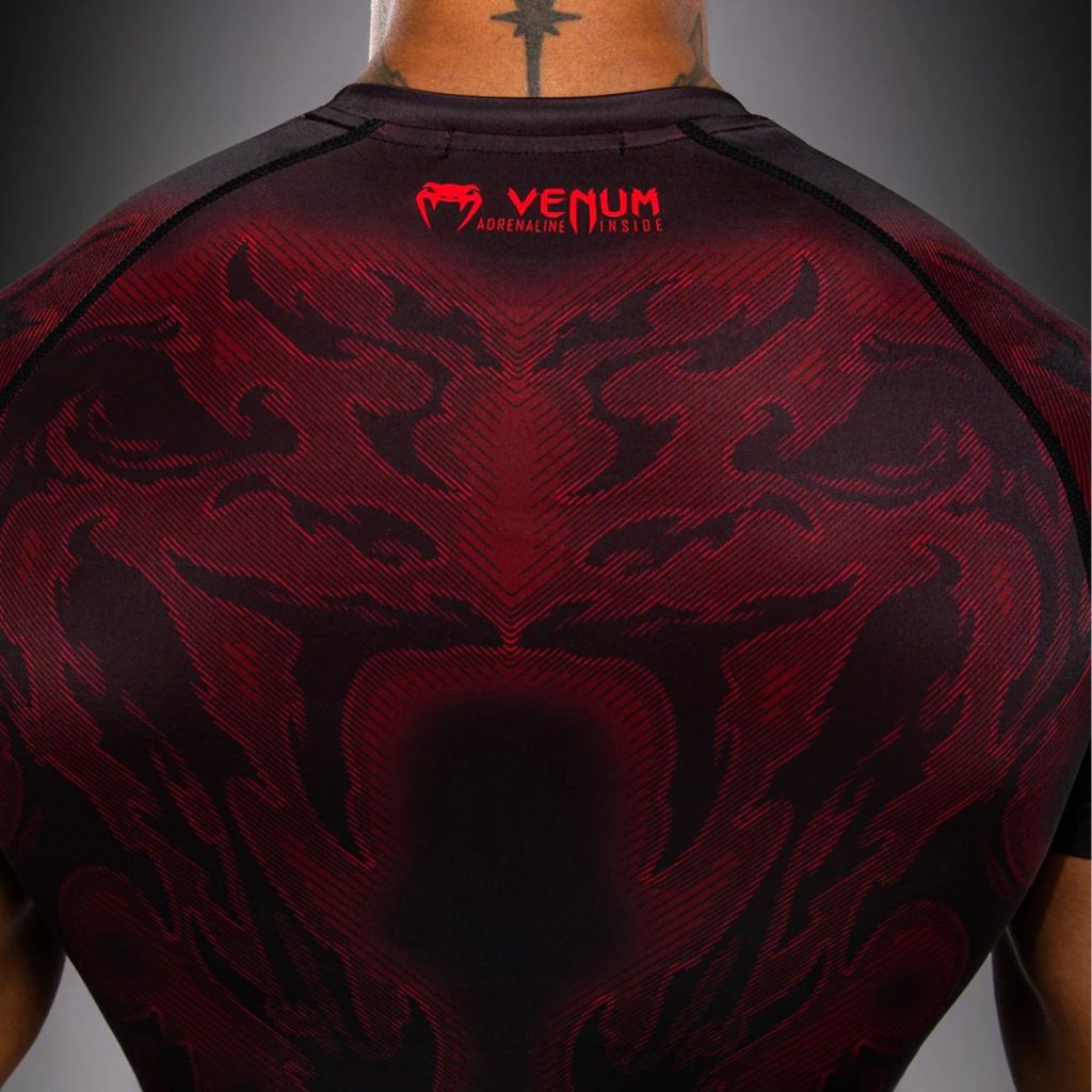 Рашгард Venum Spectre Short Sleeve Rashguard Black/Red — детайл на усилените flatlock шевове