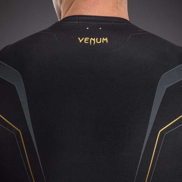 Рашгард Venum Streamline Short Sleeve Rashguard Black/Gold – детайл