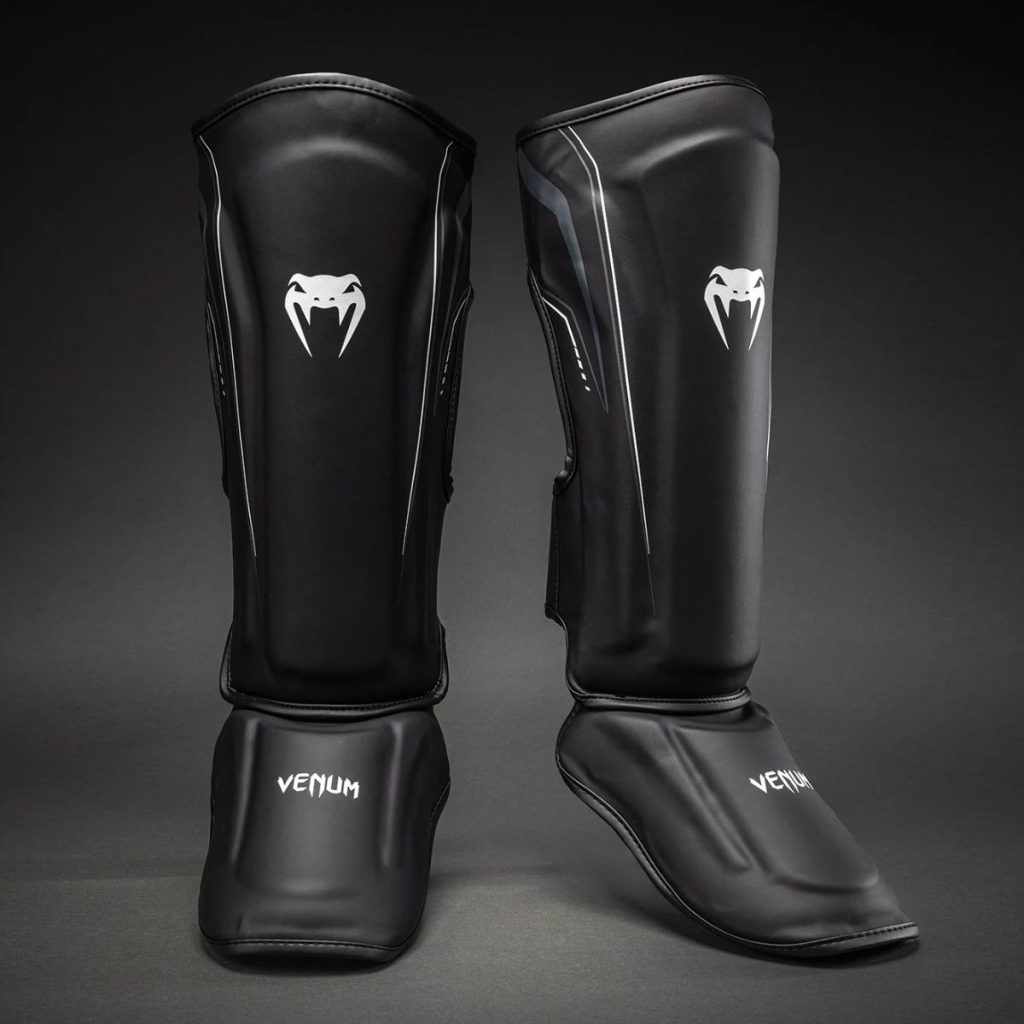 Протектори за Крака Venum Streamline Shin Guards - Black/White - изглед отстрани