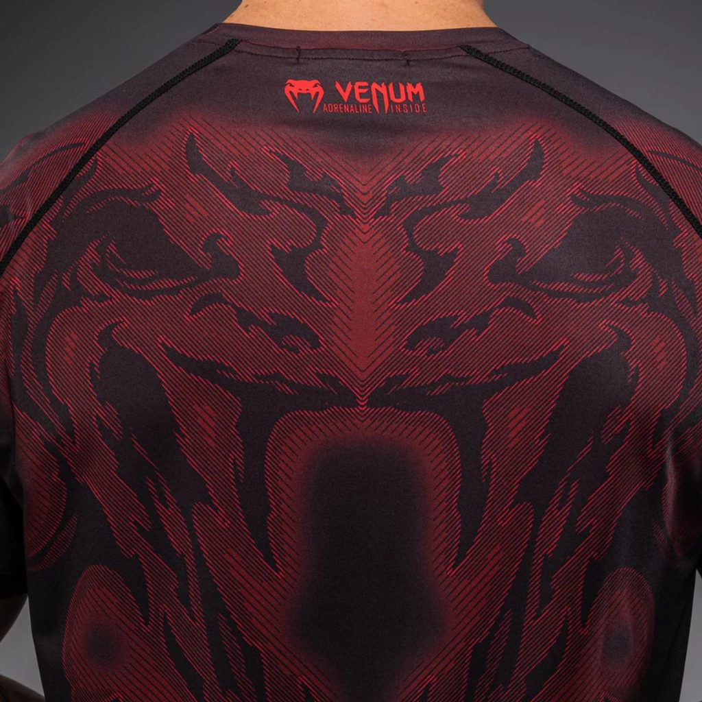 Тениска Venum Spectre Dry-Tech T-Shirt Black/Red — детайл на гърба отблизо