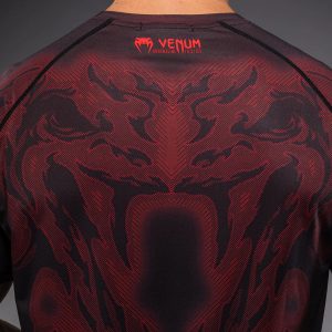 Тениска Venum Spectre Dry-Tech T-Shirt Black/Red — детайл на гърба отблизо