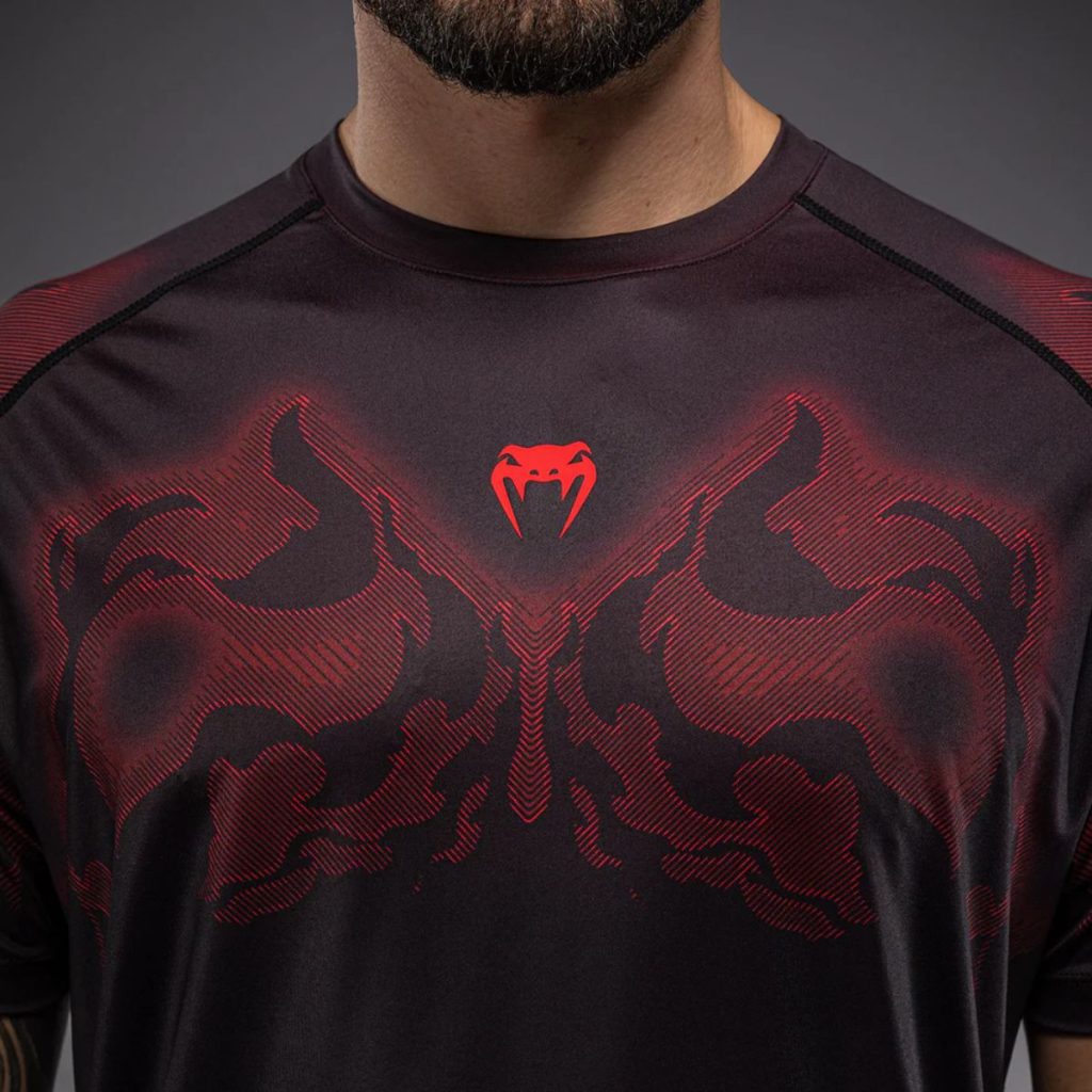 Тениска Venum Spectre Dry-Tech T-Shirt Black/Red — детайл на лого Venum