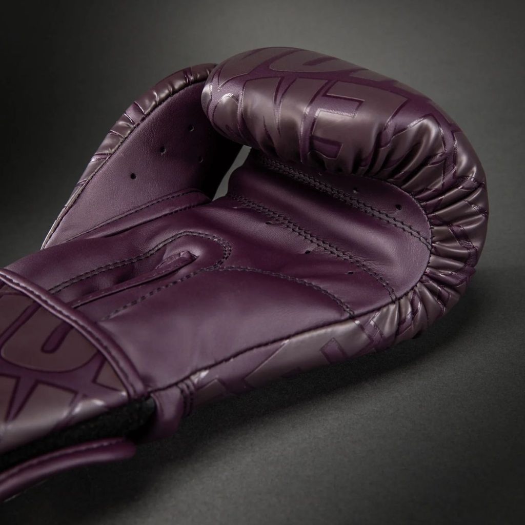 Боксови Ръкавици Venum Contender 1.5 XT 3D Dark Purple – детайл на 3D логото