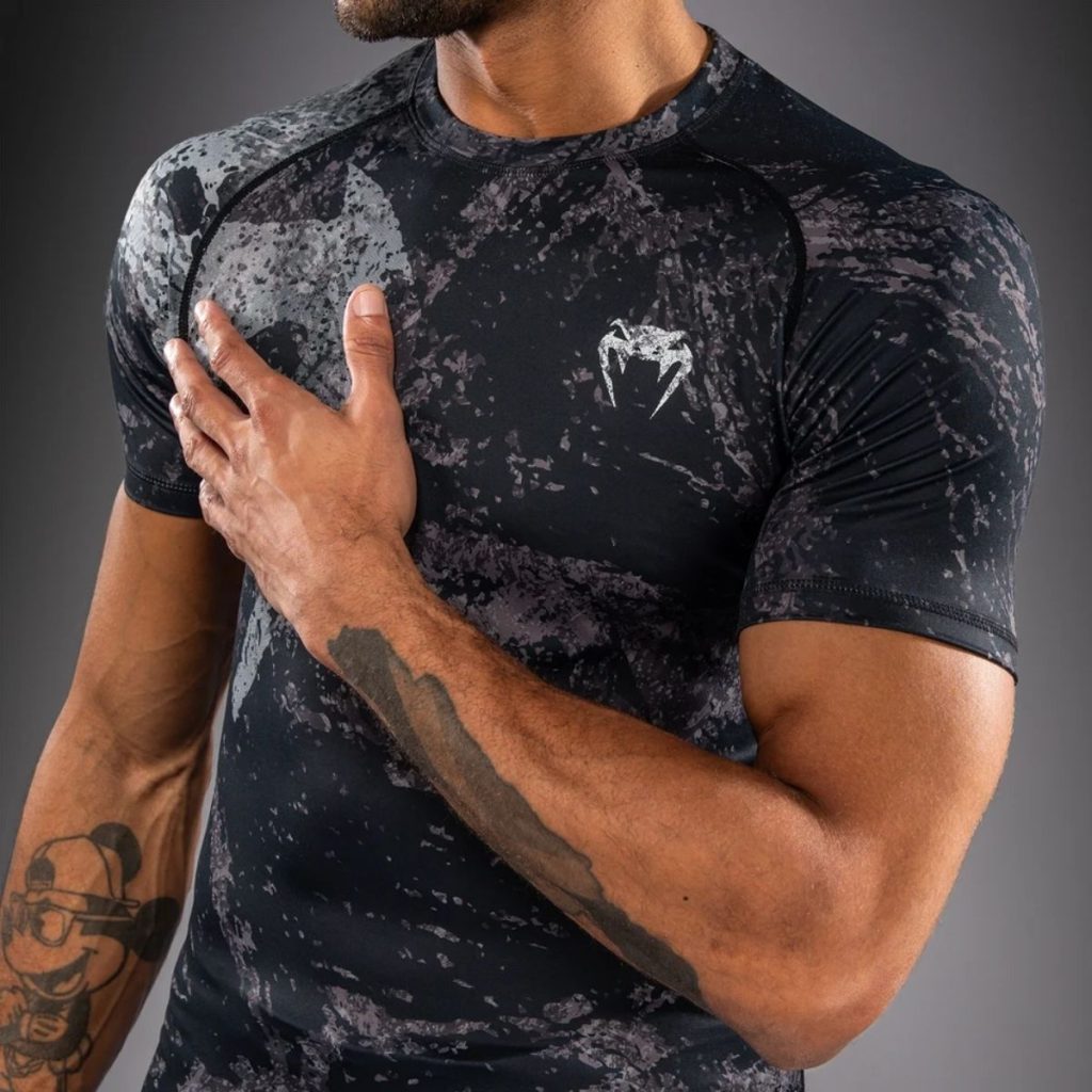Рашгард Venum Rage & Workout Short Sleeve Rashguard – Black/Grey – детайл на сублимационния печат