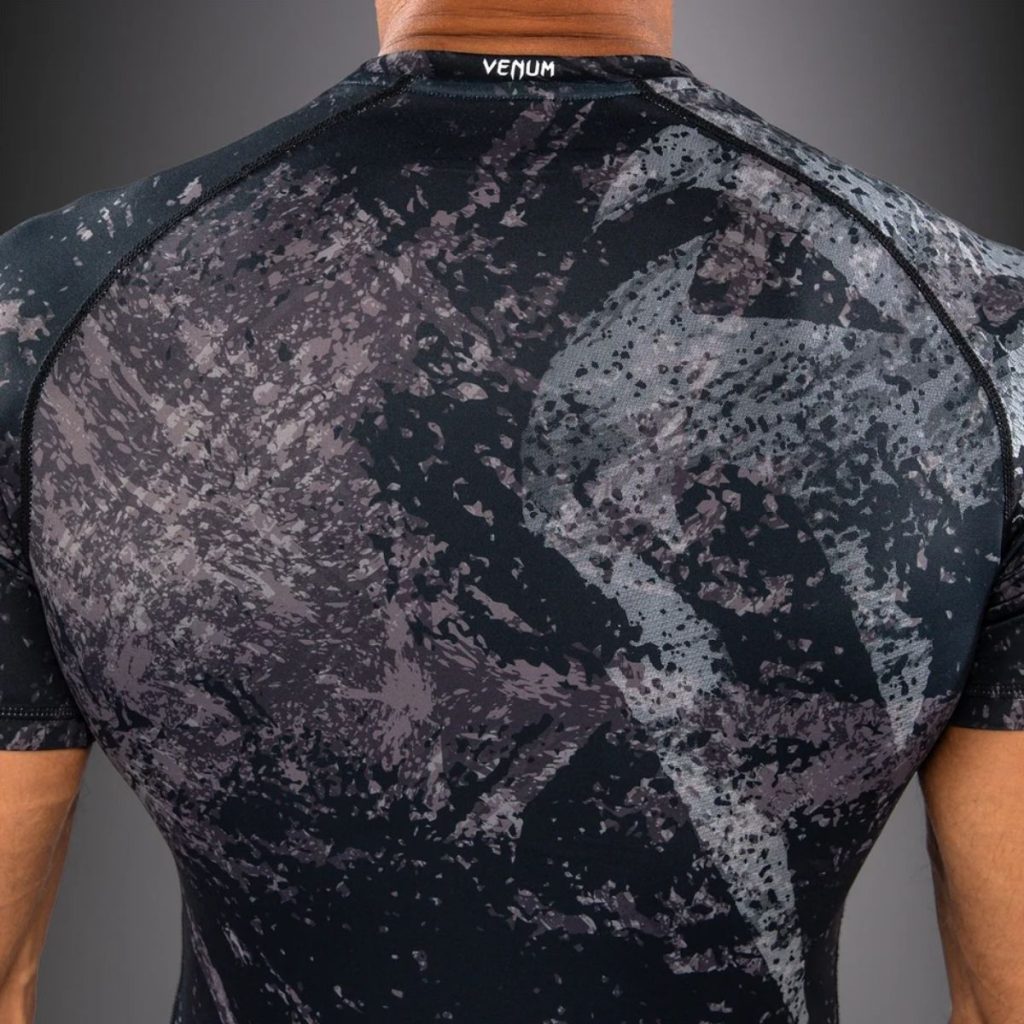Рашгард Venum Rage & Workout Short Sleeve Rashguard – Black/Grey – детайл на силиконовите ленти в подгъва