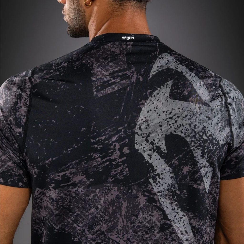Тениска Venum Rage & Workout Dry Tech T-Shirt – Black/Grey – детайл на сублимационната графика