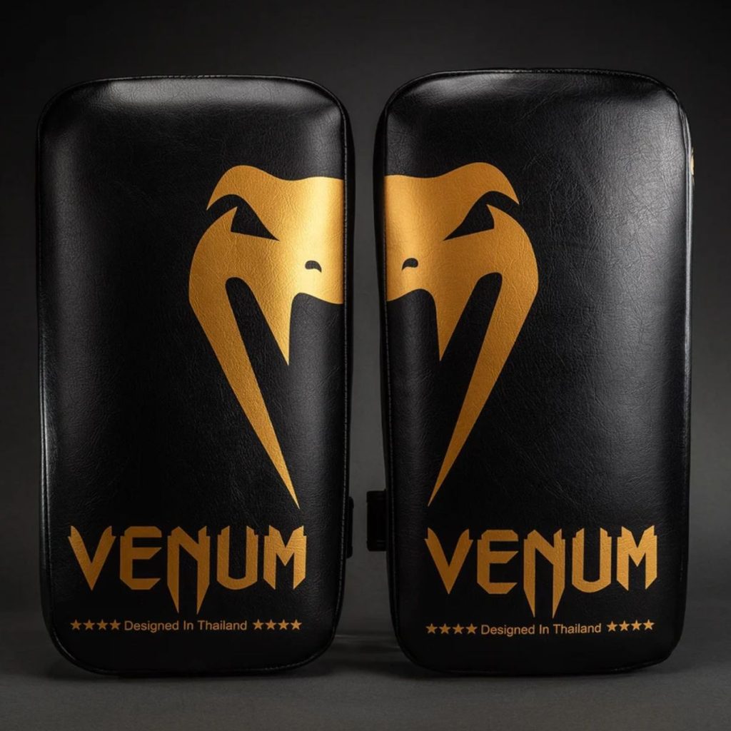 Лапи за кик бокс Venum Giant Kick Pads – Black/Gold