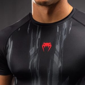 Рашгард Venum Demon Short Sleeve Rashguard – Black/Grey – детайл на червеното лого Venum на гърдите