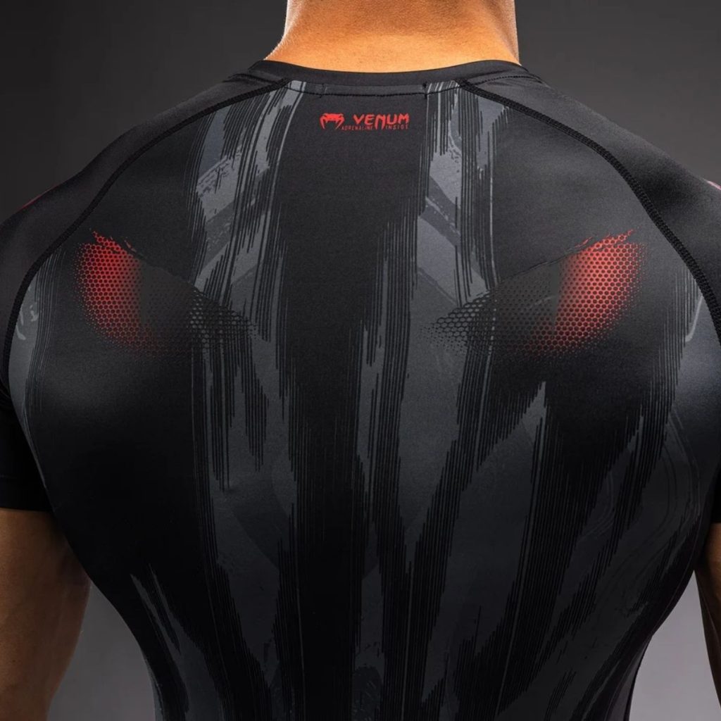 Рашгард Venum Demon Short Sleeve Rashguard – Black/Grey – детайл на сублимационния принт по раменете
