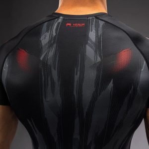 Рашгард Venum Demon Short Sleeve Rashguard – Black/Grey – детайл на сублимационния принт по раменете