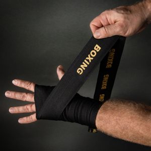 Бинтове за Бокс Venum Kontact Evo Black/Gold – на ръката