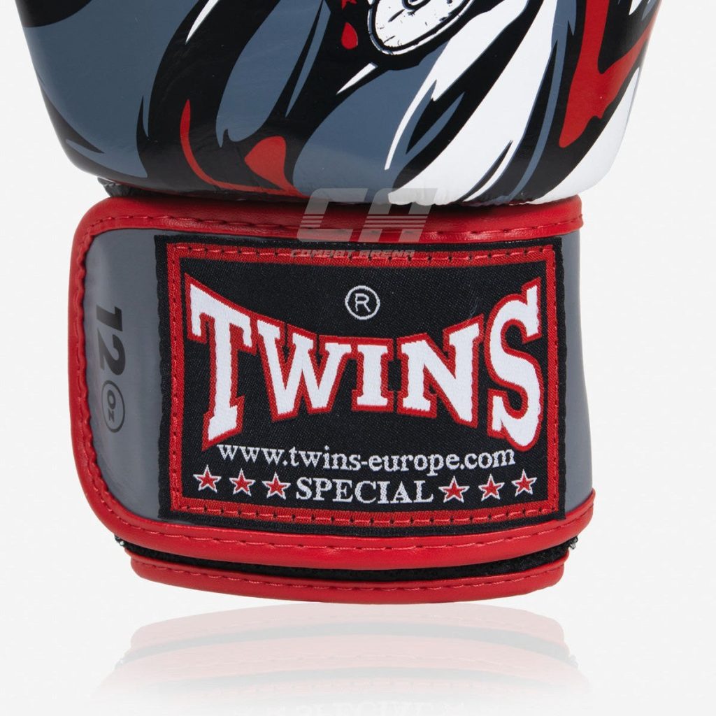 Боксови Ръкавици Twins Special FBGVL3 Demon сиво-червени – детайл лого