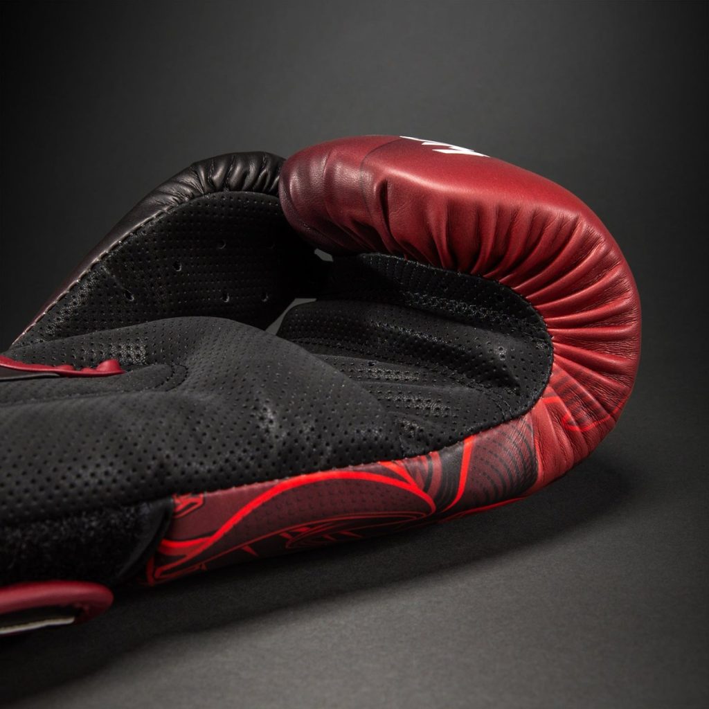 Боксови Ръкавици Venum Crimson Viper 2.0 Impact Black/Red – в перспектива