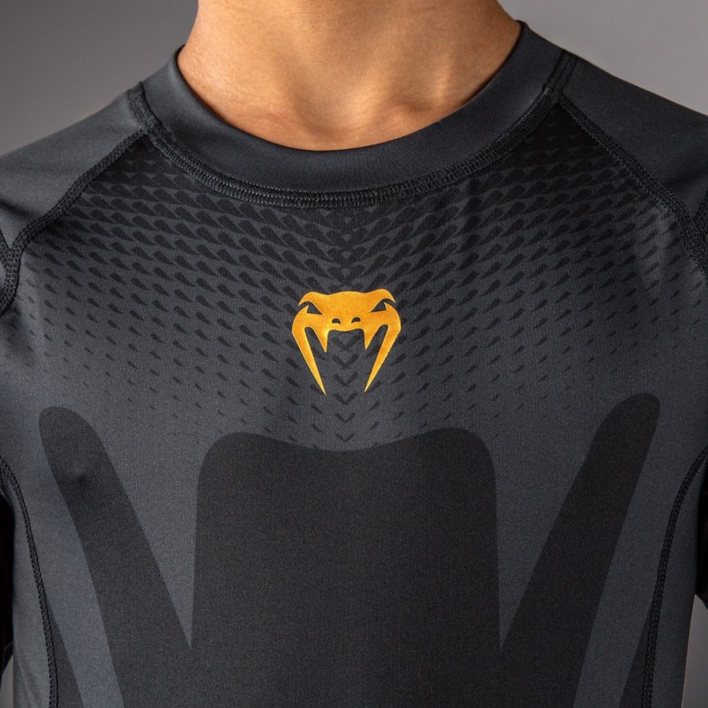 Детски Рашгард Venum Attack с дълъг ръкав Black/Gold – детайл отпред