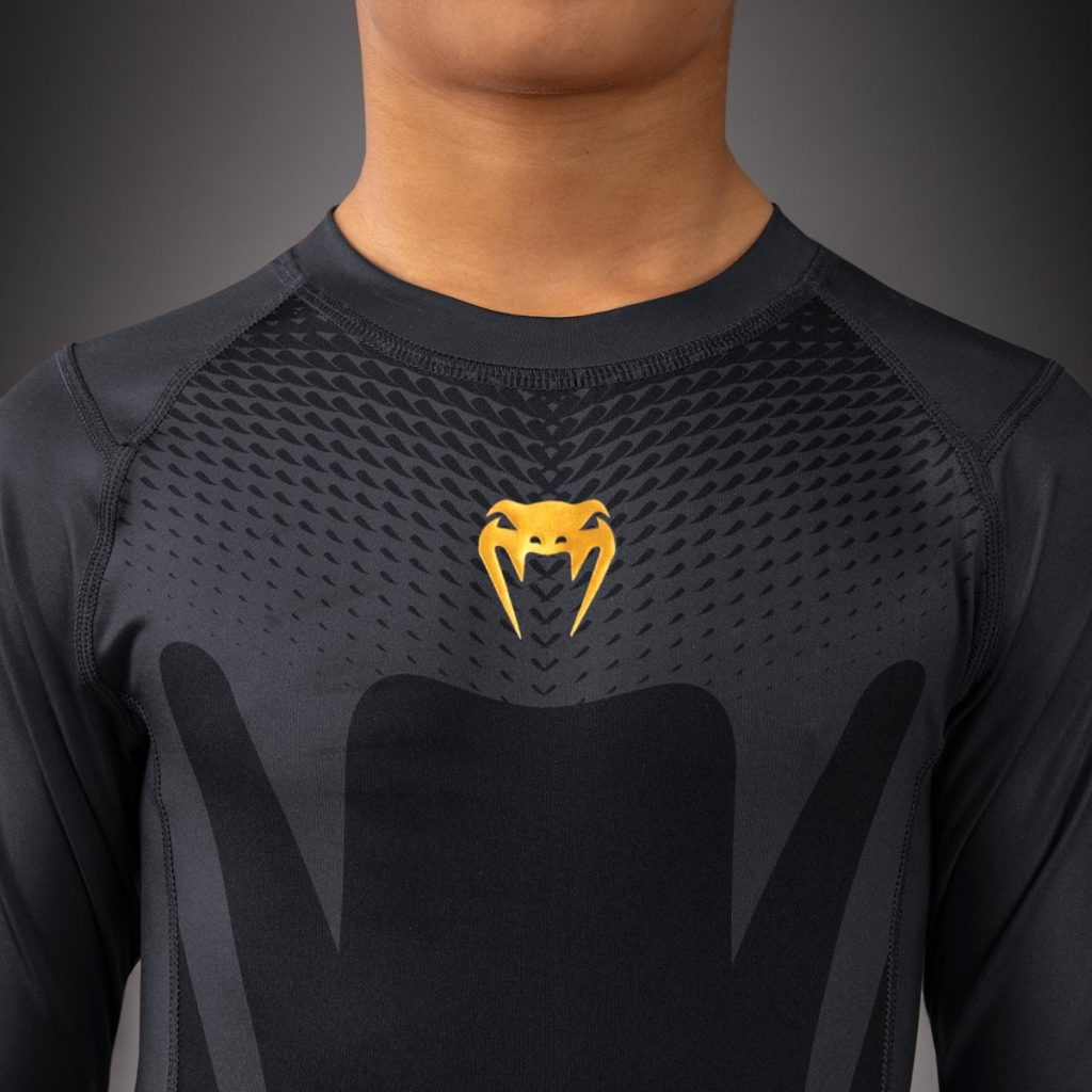 Детски Рашгард Venum Attack с къс ръкав Black/Gold – детайл отпред